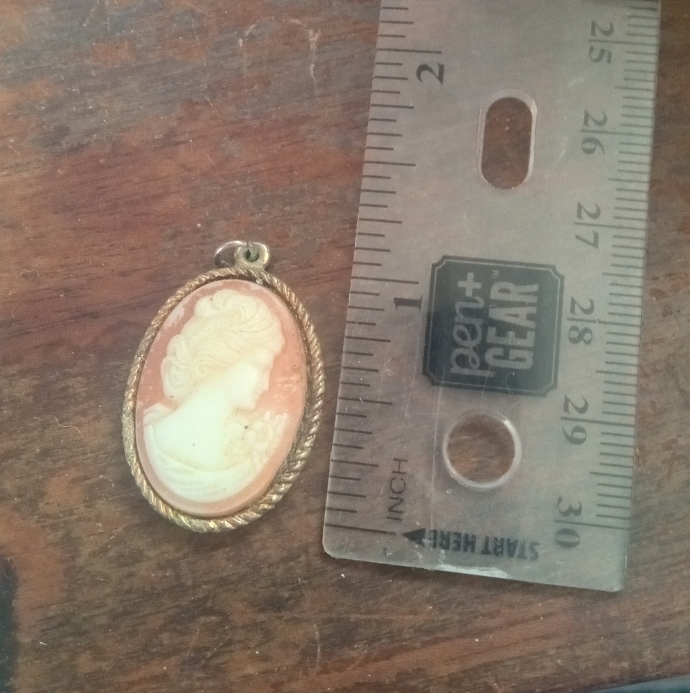 Elegant Cameo Pendant in Gold and Cream